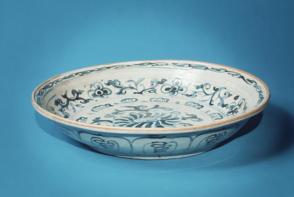 Blue and white dish: blossom and floral scroll decor.