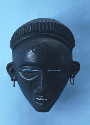 Young girl mask: (Mwana Pwo)