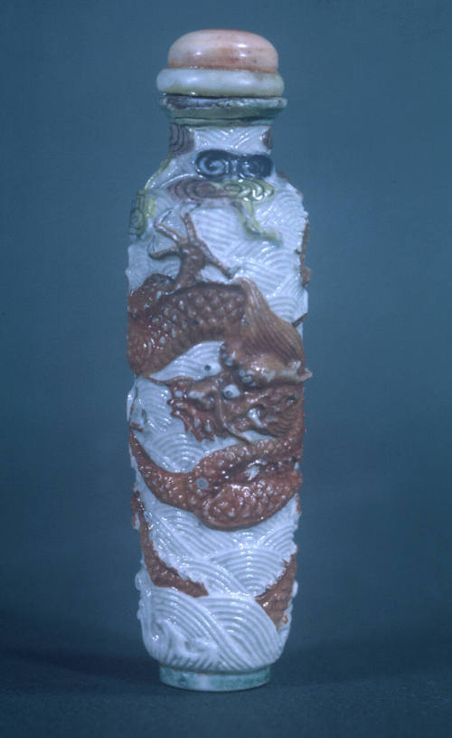 Snuff bottle, design of red dragon