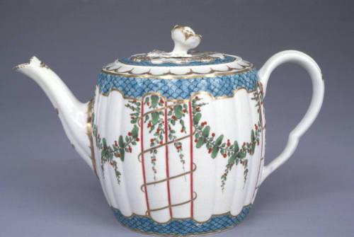 Barrel-shaped fluted teapot