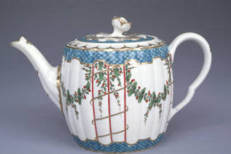 Barrel-shaped fluted teapot