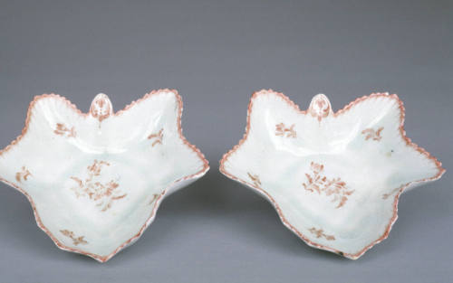 Leaf-shaped dish