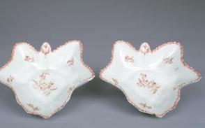 Leaf-shaped dish