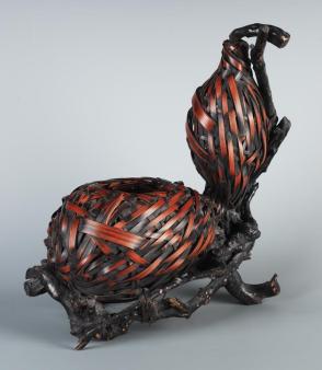Basket in the shape of a gourd