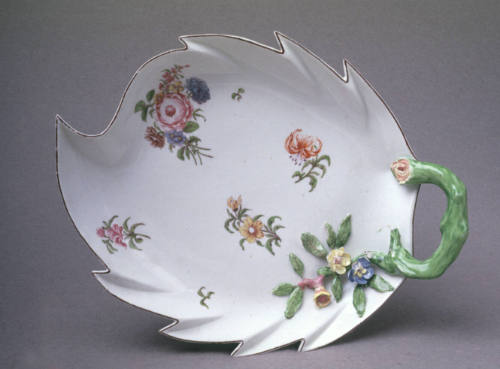 Leaf-shaped dish