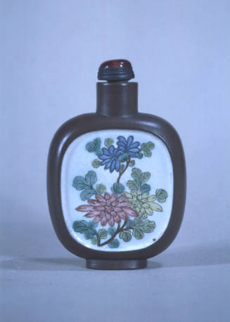 Snuff bottle, chrysanthemum plant enamel decoration