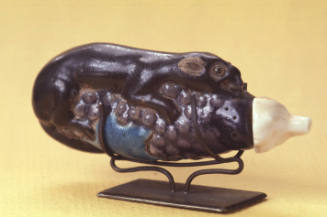 Snuff bottle, black squirrel with aubergine grapes