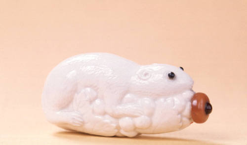 Snuff bottle, figure of squirrel