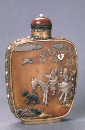 Snuff bottle with imperial hunting scene