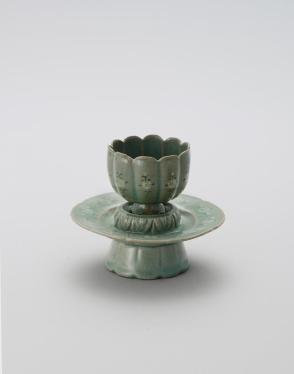 Cup and stand with inlaid chrysanthemum design