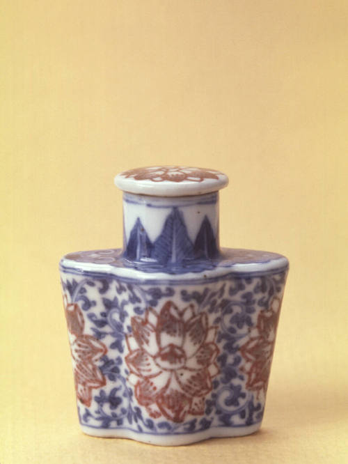 Snuff bottle:  lotus blossom and tendrils